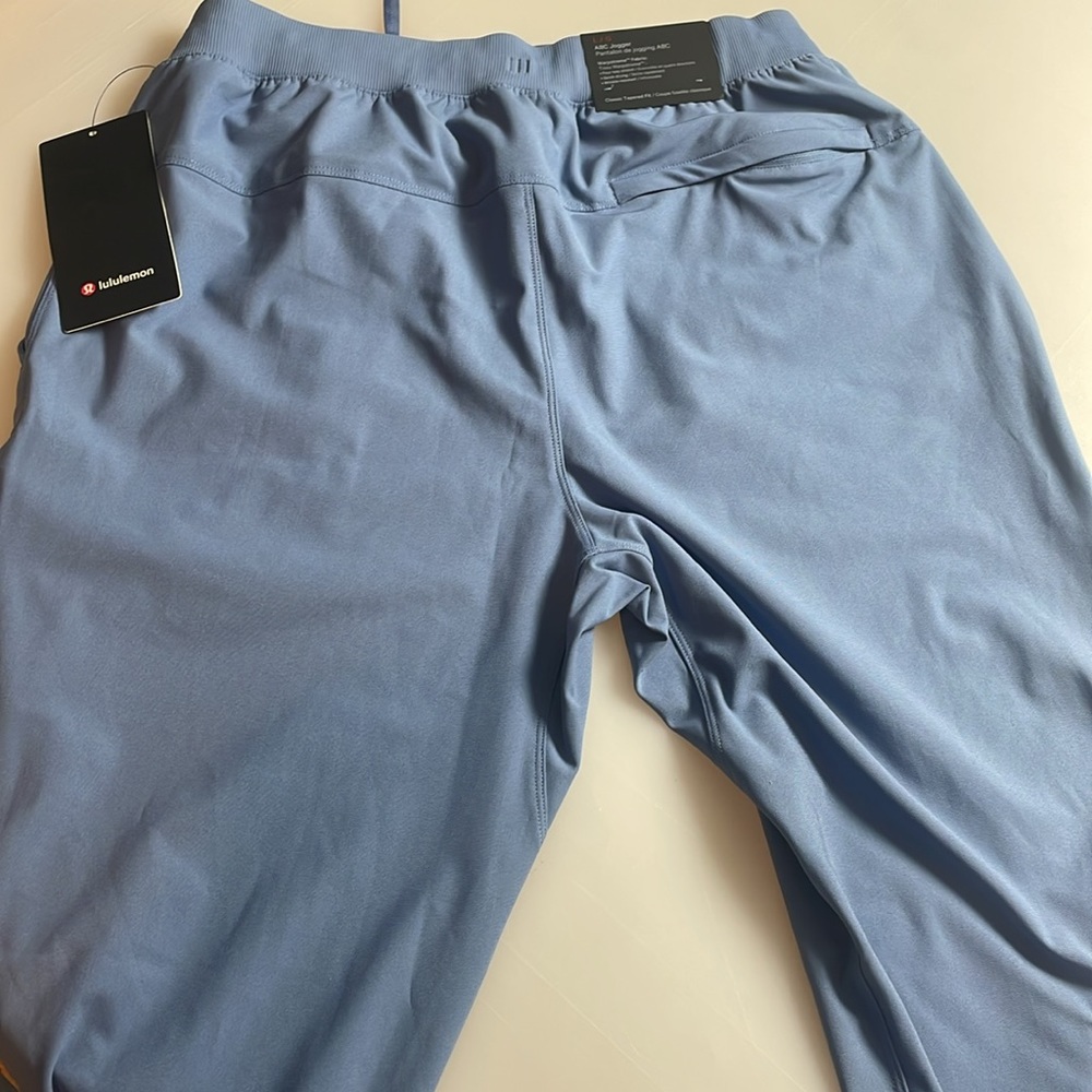 Lululemon - Picture 3 of 5